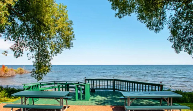 Econo Lodge Menomonie On The Bay