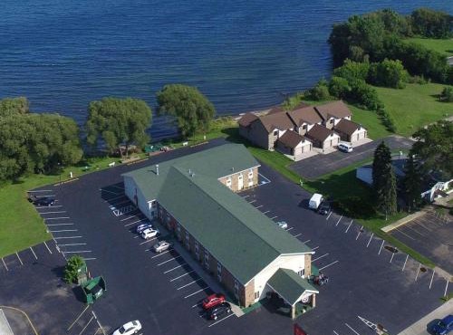 Econo Lodge Menomonie On The Bay