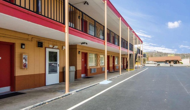 Econo Lodge Near Motor Speedway