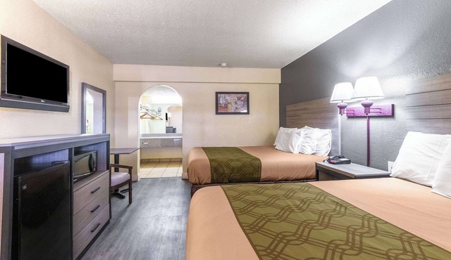 Econo Lodge San Marcos University Area