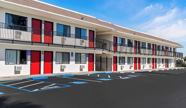 Econo Lodge Stockton near I-5 Fairgrounds