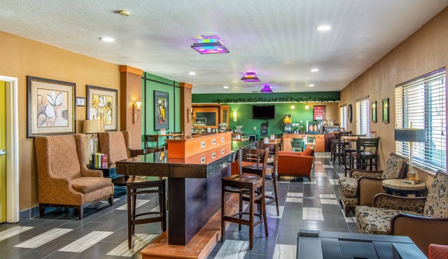 Econo Lodge Topeka at Wanamaker