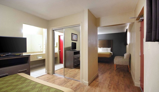 Econolodge Inn & Suites