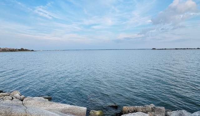 Economical & Gorgeous 2-bedroom townhome – Peaceful, Safe & Near the Lake
