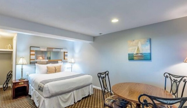 Economical, well-appointed queen room.