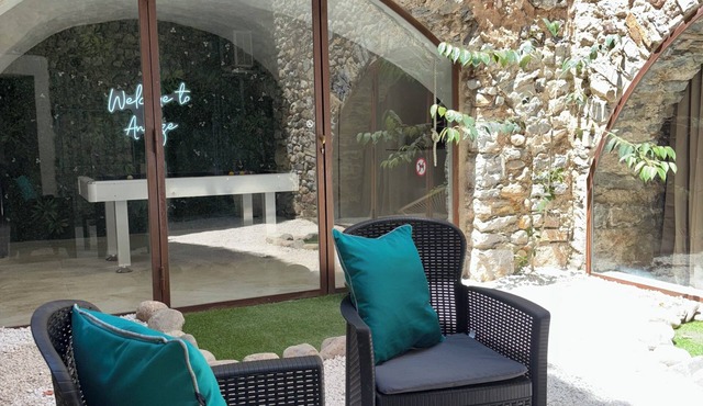 Écrin Caché suite with pool table and island bath