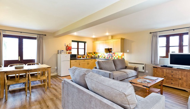 Edale Cottage With Shared Swimming Pool