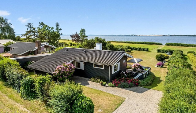 "Eddy" - 50m from the sea by Interhome