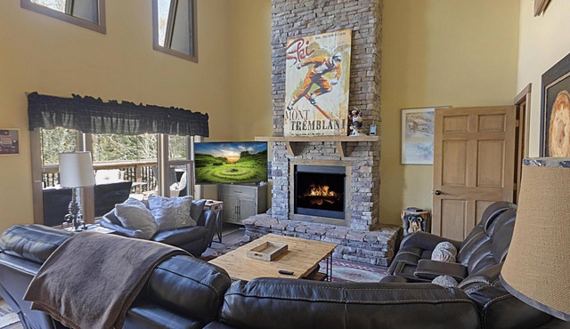 Edelweiss Haus: Cozy Renovated Mountain Retreat - Hot Tub & Dual Outdoor Decks