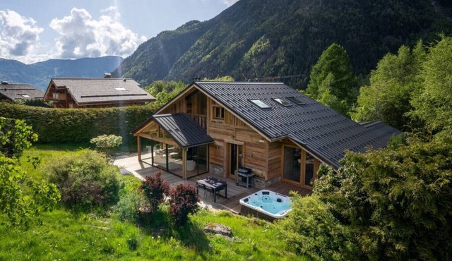 Eden · Chalet Spacieux | Vues | Jacuzzi | Cheminée | BBQ