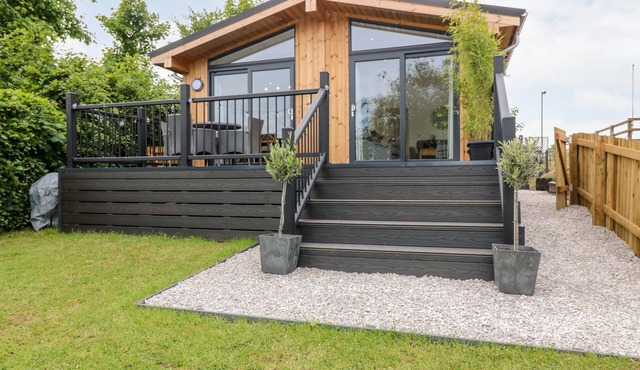 EDEN FIELDS LODGE, family friendly, with a garden in Cupar, Fife