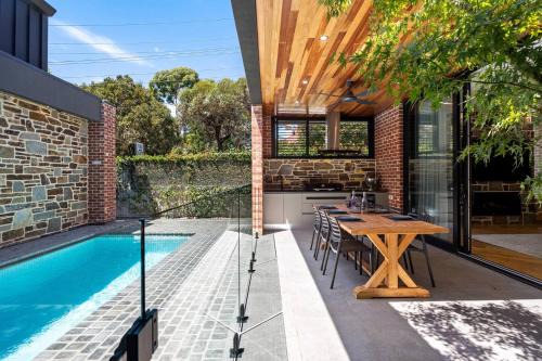Eden Haus - Poolside Serenity near CBD & Bushland