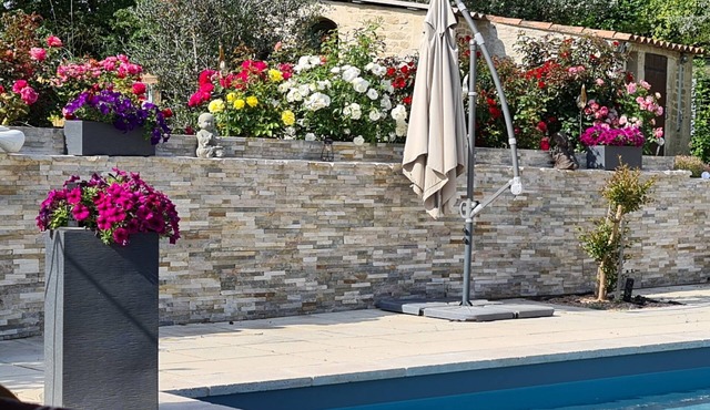 EDEN HOUSE 250 m2, 4 bdrms 4 bathrms, private swimming pool, enclosed garden 4000 m2, parking lot