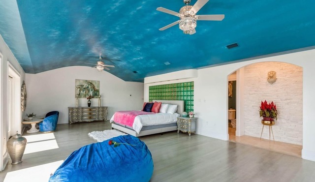 Eden House Mansion on 400 ft of Bay Frontage -20min Destin beaches, 4 acres pool