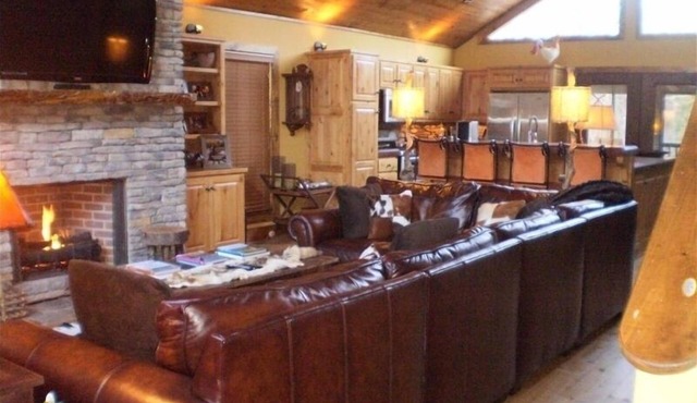 Eden Isle Cabin in Heber Springs Sleeps 12, 10 Beds at Greers Ferry Lake 4B,3BA