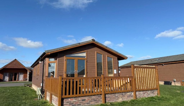 Eden Lodge-Tranquil-Hot Tub-Fishing-7m to Beach