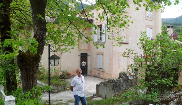 eden roc apartment with private parking