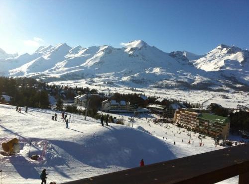 Eden sur les pistes avec vue panoramique sur la vallée