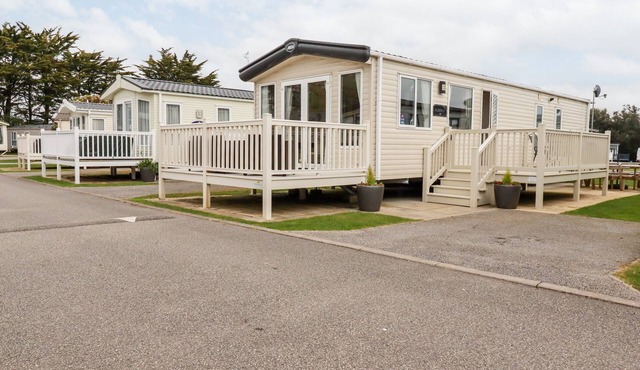 EDEN WAY 45, pet friendly, country holiday cottage, with pool in Par