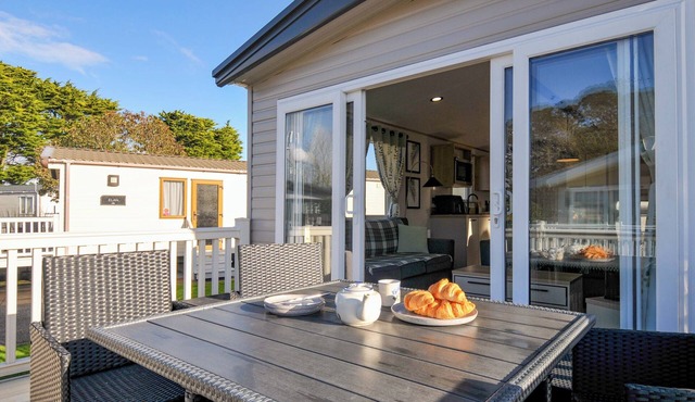 EDEN WAY 47, pet friendly, country holiday cottage in Par