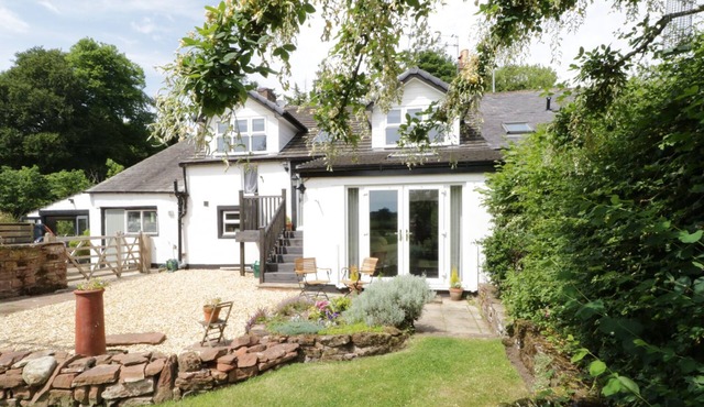 EDENBANK COTTAGE, pet friendly, luxury holiday cottage in Carlisle