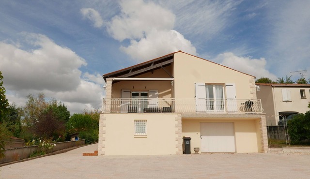 Edgar's house - large 3 bedroom house for 6 people - 2 bathrooms