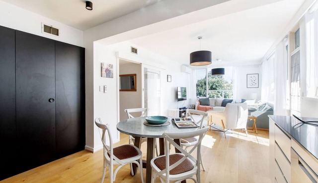 Edge of Elwood Unwind in Style by St Kilda Beach