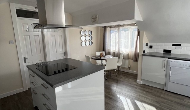 Edge of Glastonbury and Street Town Centre, 2 Bedroom Apt with Parking.