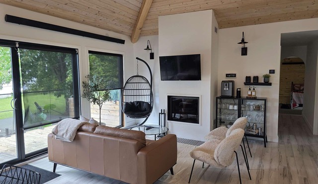 Edge of Lake Lovering - Spa - Chic Shack