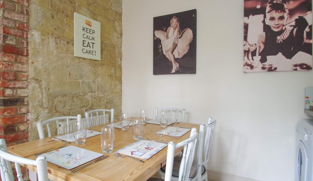 Edge of Old Village, close to shops, park and beach; ferry discounts