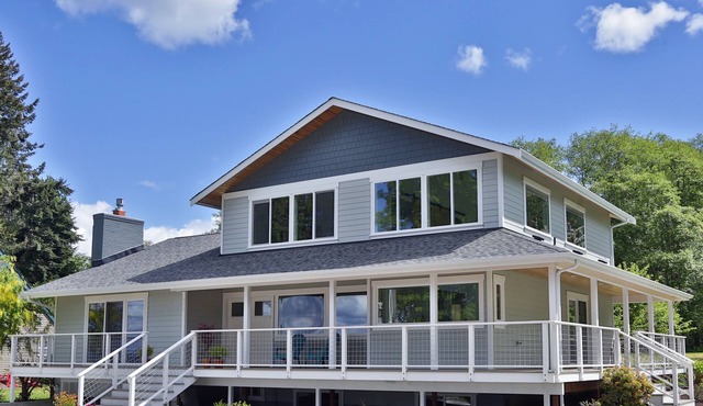 Edgecliff Getaway - Walk to Langley; ping pong; water view; large porch and yard