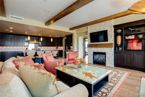 Edgemont 2301 Luxury Condo with Backdoor Ski-In Ski-Out Access!