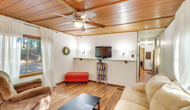 Edgemont Home w/Deck ~ 9 Mi to Greers Ferry Lake!