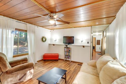 Edgemont Home w/Deck ~ 9 Mi to Greers Ferry Lake!