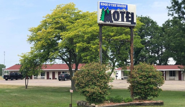 EdgeOfTheWoodsMotel