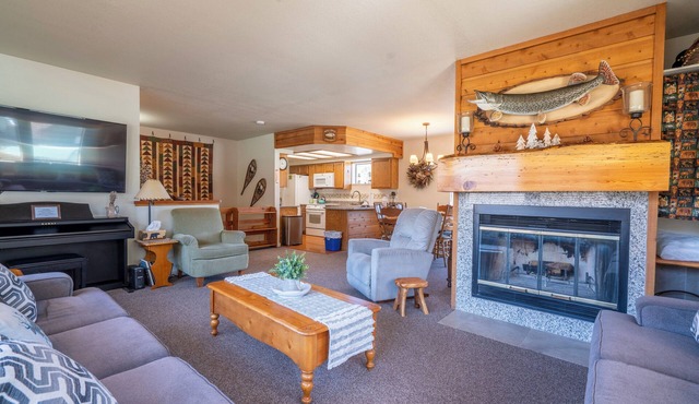 Edgewater #2 Lakeview, Upper unit with upgrades!