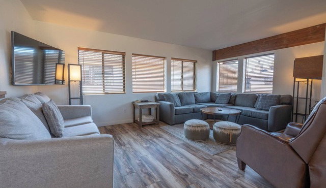 Edgewater #4 NEWLY RENOVATED! “GARAGE PARKING“ EN-SUITE KING SIZE BED