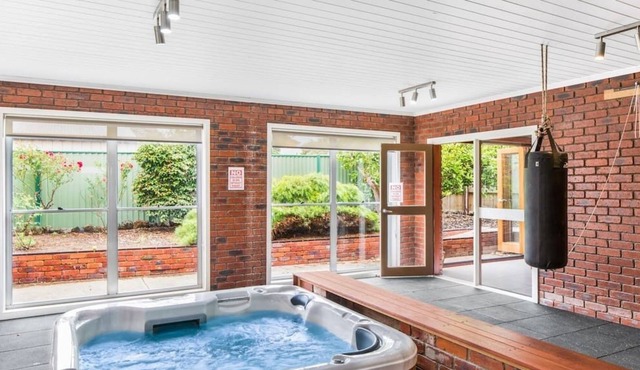 Edgewater Beachfront with Spa and Woodfire Oven