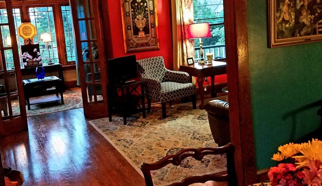 Edgewater Boho Chic. Artsy second floor apartment. Not suitable for children.