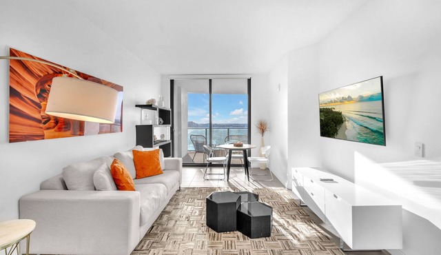 Edgewater Chic 1BR + Den Sleeps Like 2BR Amazing Views 1.5 Bath