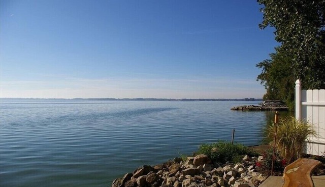 Edgewater Cottage - Private Lakefront Getaway