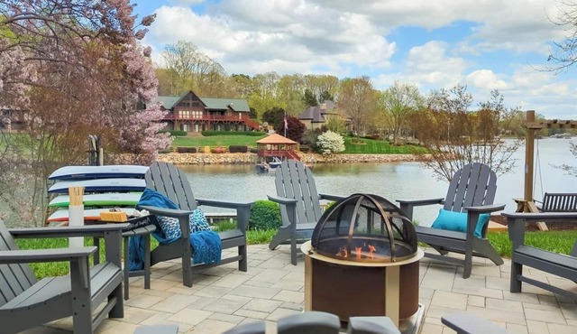 Edgewater Escape - Your ultimate lakefront retreat for unforgettable family fun and relaxation