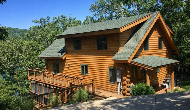 Edgewater Lodge - Luxury Waterfront 4BR Log Cabin on Beaver Lake secluded cove!