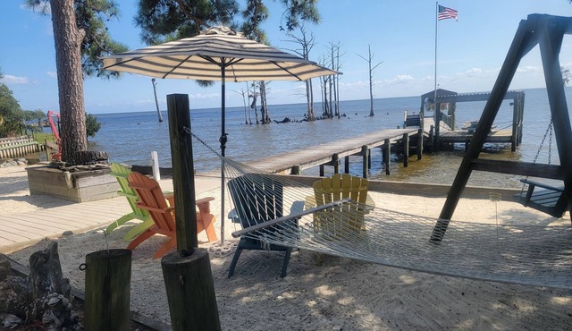 Edgewater Pirates Den Beautiful Water Front. 1 bedroom, bath, Water front funn