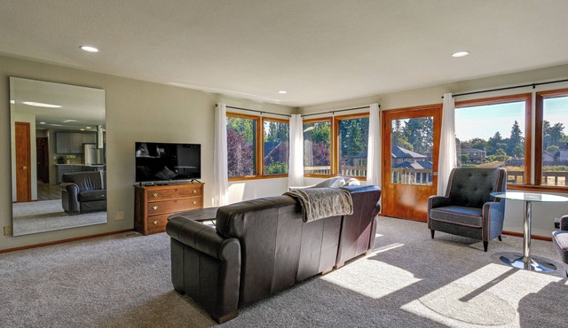 Edgewood Vacation Rental ~ 10 Mi to Tacoma!