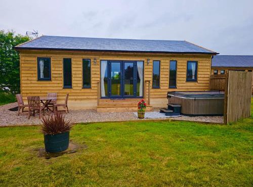 Edgmond Lodges - 1 & 2 Bed Luxury Log Cabins with Private Hot Tubs Derbyshire