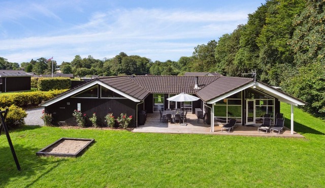 "Edin" - 150m from the sea by Interhome