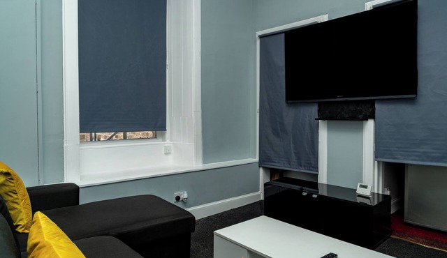 Edinburgh 3-Bedroom Apartment Next to Tram Stop