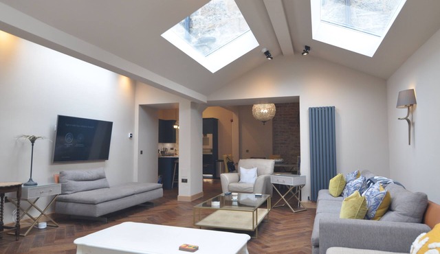 Edinburgh City Centre Townhouse. Six bedrooms and six bathrooms