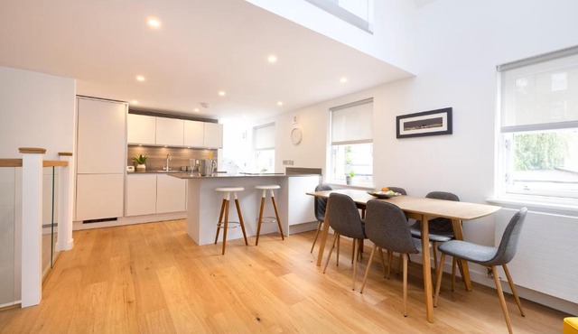Edinburgh Modern 3-Storey 3-Bedroom City Apartment